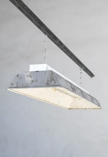 4' Old Porcelain Covered 5" Deep Flap Fluorescent