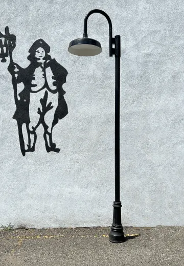 11' Curved Arm Reflector Lamp Post (No Base)