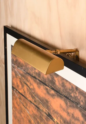 Traditional 9" Brass Picture Light