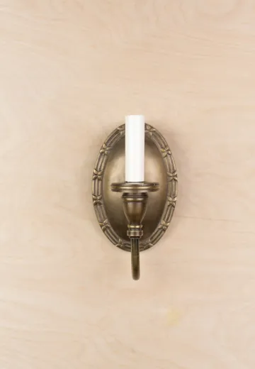 Traditional Bronze Wall Sconce w/Floral Border Backplate (Two Antique Brass)